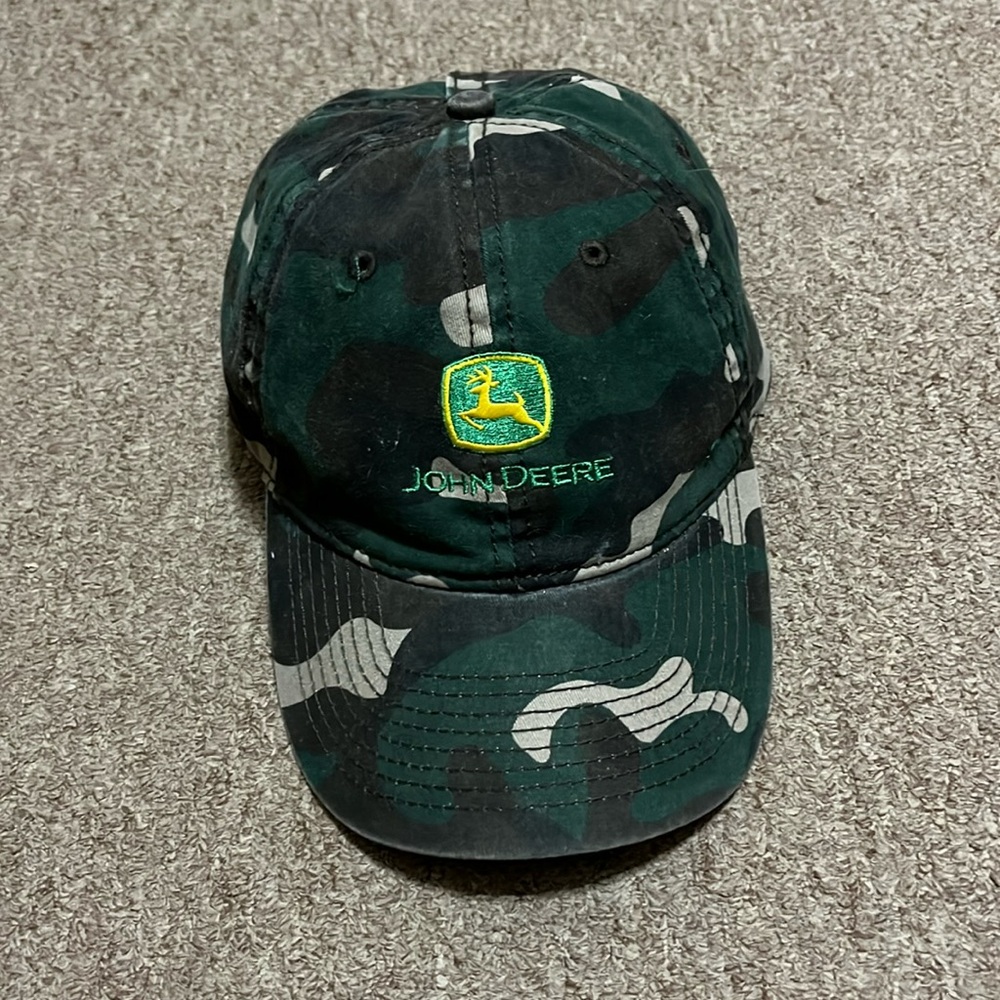 John Deere camouflage cap. 🧢